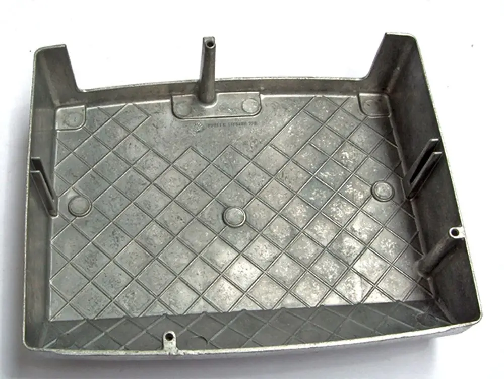 Luftkasten von Daikin mit flachem, rechteckigem Gehäuse und Vertiefungen. Die Oberfläche ist strukturiert und weist mehrere spezielle Anbringungsstellen auf.